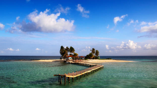 Belize - Goff's Caye in all its beauty !