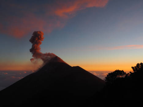 Guatemala - Vulkaan 'Fuego' in actie tijdens zonsondergang (Guatemala, 23-2-2016)