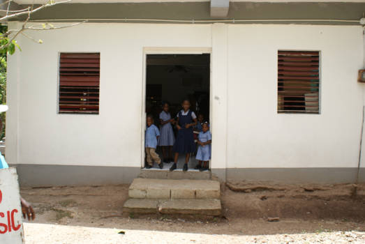 Jamaica - Zo schattig kinderen van groot tot klein in een klas op school