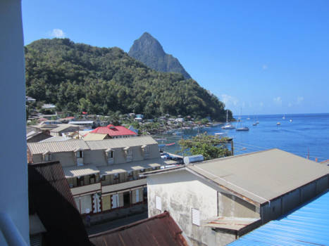 St. Lucia - Zicht op de pitons vanuit mijn hotelkamer