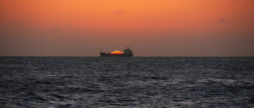Curaçao - Ondergaande zon verdwijnt in boot