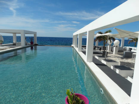 Curaçao - St. Tropez, zwembad aan zee.