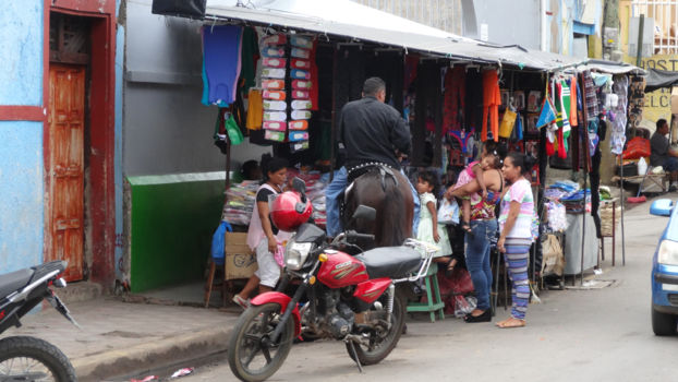 Nicaragua - Cowboy bezoekt de markt in Granada