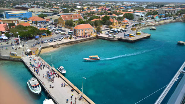 Bonaire - Bonaire, foto vanaf een cruiseboot genomen.