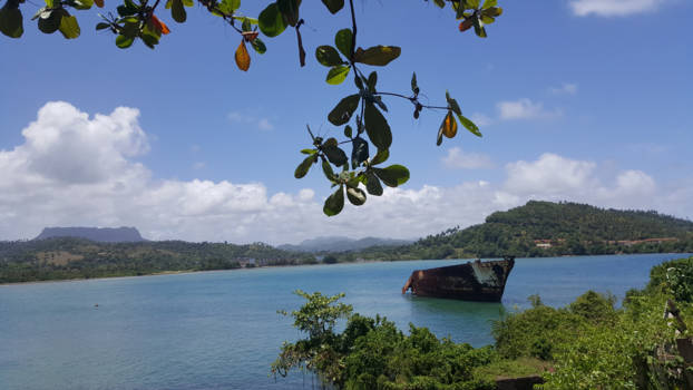 Baracoa - Uitzicht over de baai en plateau El Yunque bij Baracoa, Cuba