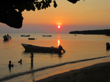 Corn Islands - Zonsondergang met spelende kinderen