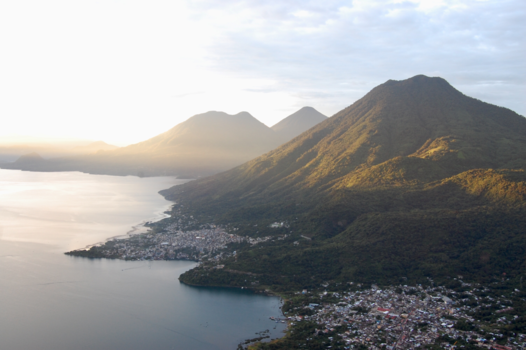 Lago de Atitlán - Zonsopgang achter de vulkanen