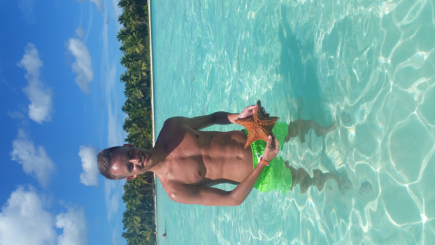 Dominicaanse Republiek - Catching a starfish!!