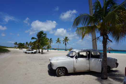 Cuba - Een oude auto op het strand van Santa Lucia (Cuba)
