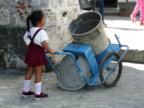 Cuba - Papa helpen Plaza San Francisco de Asis in Havana schoon houden
