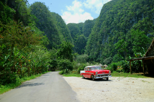 Viñales Valley - Red oldtimer