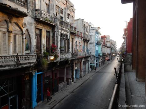 Havana - Uitzicht vanuit ons casa particulaa op Neptuno, Havanna