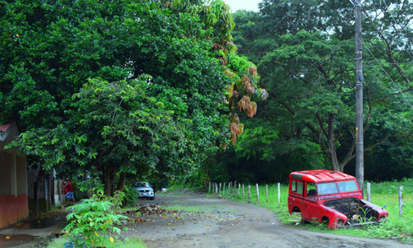 Costa Rica - Dat is pech, auto in onderdelen weg.... straatbeeld onderweg. Costa Rica