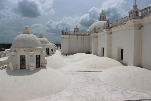 Nicaragua - Het dak van de kerk van Leon in het midden van het centrum