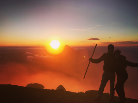 Guatemala - We made it! Na een zware hike de top bereikt van de vulkaan Acatenango (3976 m hoog)!