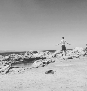 Curaçao - Ik op een mooie rots in griekenland