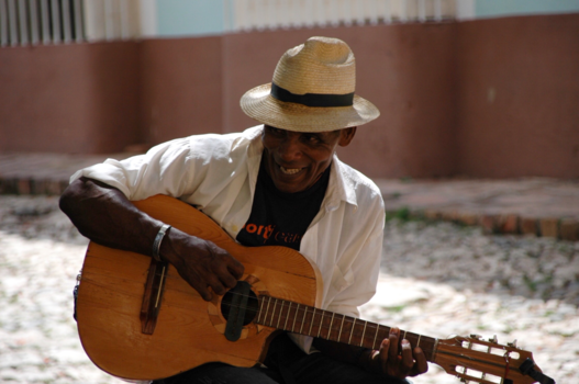 Cuba - Een vrolijke muzikant in Trinidad