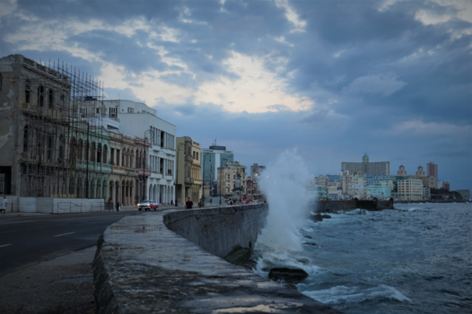 Havana - Ruige zee bij de Malecon