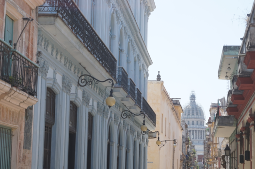 Havana - Havana Vieja: blik op het Capitolio