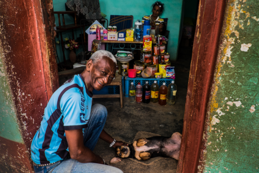 Cuba - Leordo Matamoro Perez in de deuropening van een lokale supermarkt in Trinidad, Cuba