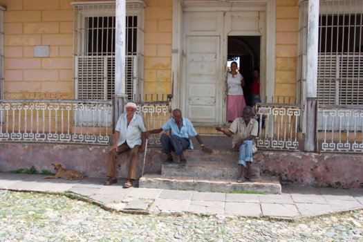 Plaza Mayor (Trinidad) - buurtpraatje op de trap