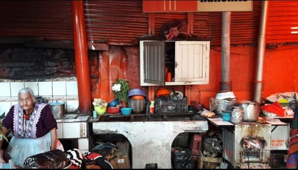 Antigua - Old lady on the market