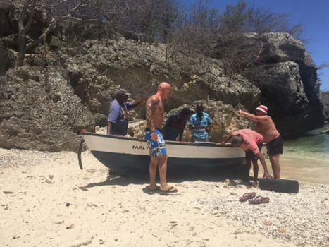 Curaçao - Vissersbootje helpen op het strand bij Lagun beach