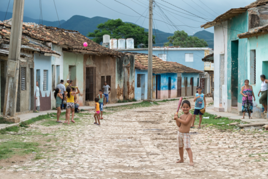 Trinidad (Cuba) - Spelende kinderen in de straten van Trinidad