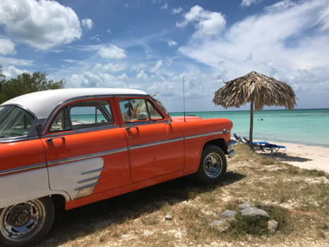 Cuba - Dagje strand met een oldtimer