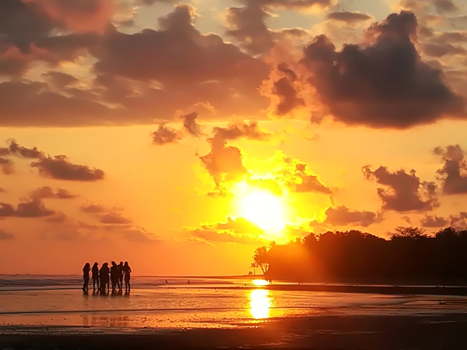 Rondreis hoogtepunten Costa Rica - Sunset at whale tale Beach, Uvita