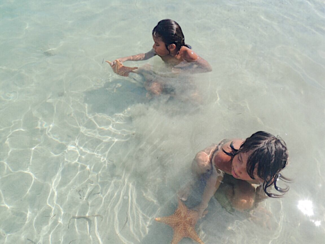 Bocas del Toro - Local kiddo’s playing with starfishes