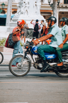 Havana - Een typische Cubaanse met “hoe kan t ook anders” een Cubaanse sigaar