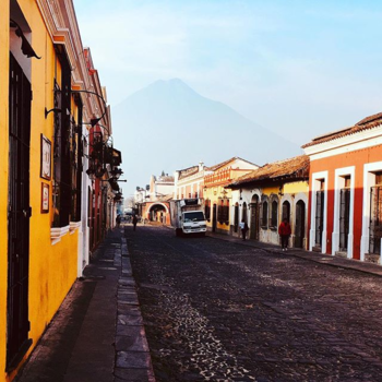Antigua - Straat in Antigua met de vulkaan Agua op de achtergond