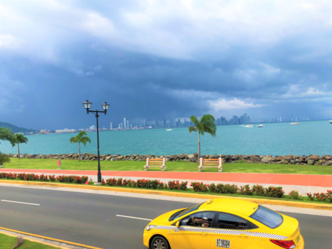 Panama-Stad - Amador Causeway: heldere kleuren op voorgrond en donkere wolken op de achtergrond