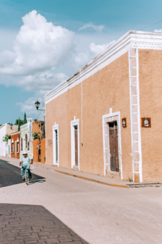 Valladolid - Een local op zijn fiets in de mooiste straat van Valladolid.