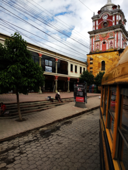Guatemala - Mooi shot vanuit de mooie gele schoolbus