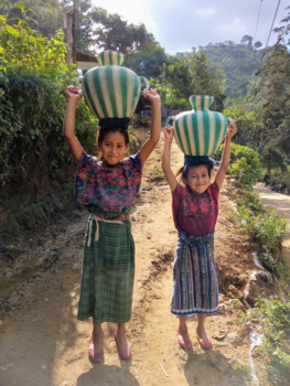 Guatemala - Twee emmertjes water halen
