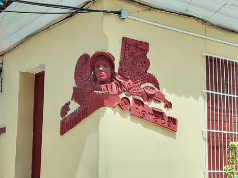 Cuba - Hoekhuisversiering met historische afbeelding