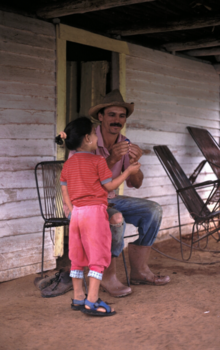 Cuba - Sigarenboer met zijn dochter.