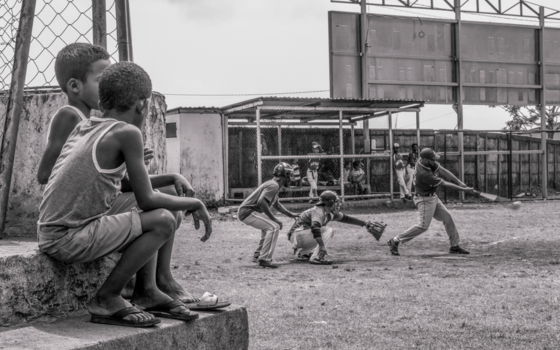 Corn Islands - Jongens kijken naar een softbal wedstrijd op Big Corn Eiland, Nicaragua
