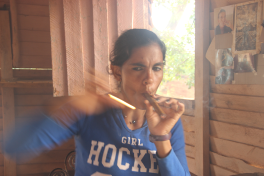 Viñales Valley - boerin steekt sigaar aan