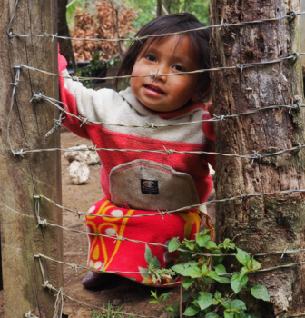 Guatemala - Nieuwsgierig meisje