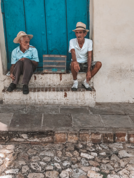 Cuba - Cubaanse ‘hangjongeren’ in Trinidad inclusief zangvogel