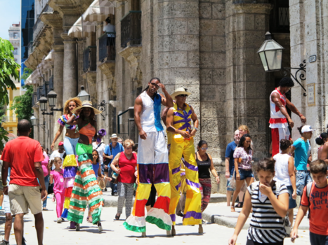 Havana - Een typisch beeld van het plein in Havanna, kleurrijk