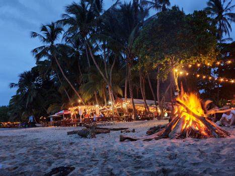 Rondreis Noord-Costa Rica - Kampvuur aan het prachtige strand van Tamarindo, Costa Rica