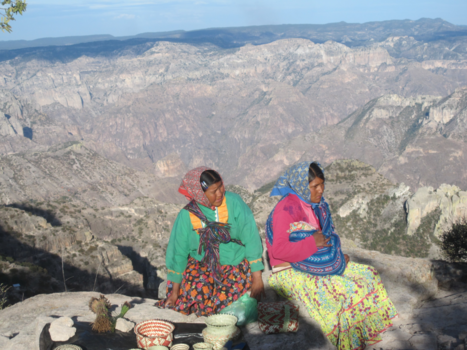 Mexico - Rarámuri-vrouwen in de Copper Canyon, México