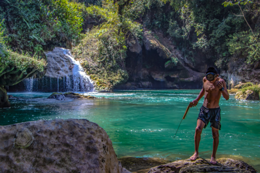 Semuc Champey - Locale speervisser bij de watervallen van Semuc Champey
