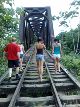 Rondreis Noord-Costa Rica - Ticas on bridge