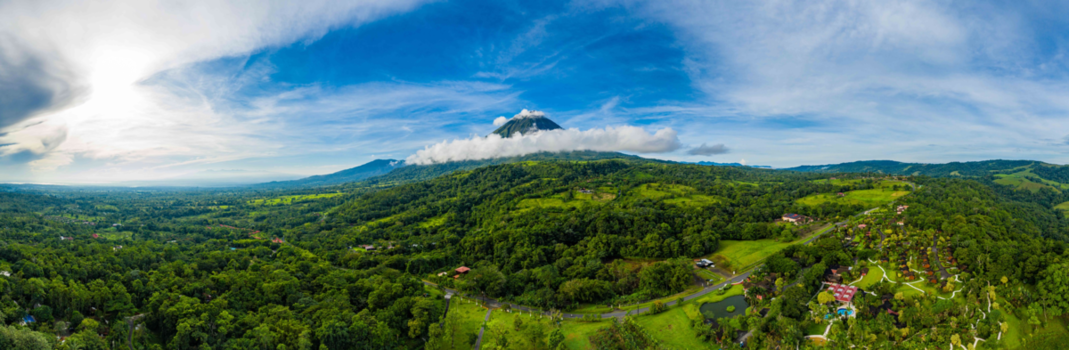 Rondreis Noord-Costa Rica - Arenal vulkaan met een sjaal van wolken.