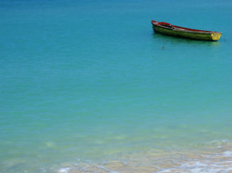Jamaica - Bij Peter Tosh monument, het strand boot alleen
